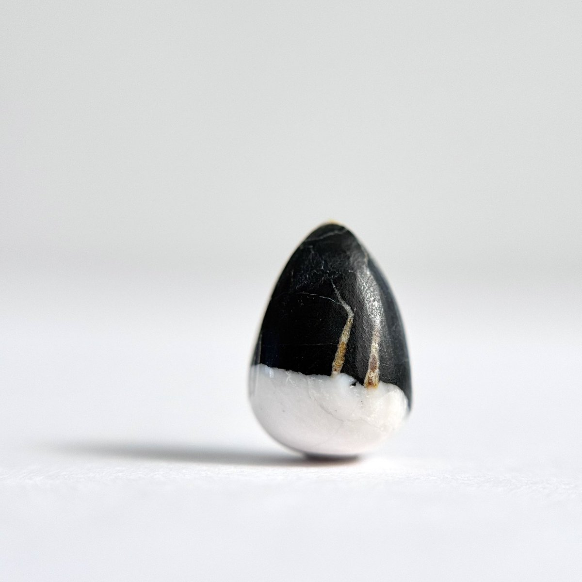suzuki_jewelry's tweet photo. アメリカ･ネバダ州で産出するホワイトバッファロー。
 雪のような白い地色に、黒やブラウンのマトリックスが描く大胆な模様が潔くモダンな印象。
一つとして同じ模様のない、自然が生み出したアートのような美しさです☆

ツーソンでターコイズのサプライヤーから買い付けた希少石🇺🇸
ターコイズ鉱山から見つかることから「ホワイトターコイズ」と呼ばれることもありますが、実際にはターコイズとは異なる鉱物です。

模様の美しいものや、白黒のコントラストのバランスが良いピースをセレクトしています✨

明日からのなごや石フェスでご覧いただけます。ブース〈HB5〉

#なごや石フェス