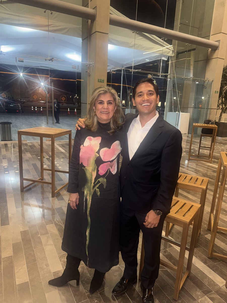 Boniventos's tweet photo. Coincidir con @Lauraggils @OEA_oficial en CDMX en la Cumbre Internacional de Jóvenes Lideres. Nos conocimos hace muchos años en Bogotá y siempre es un placer. https://t.co/oZtMxNRZ4i