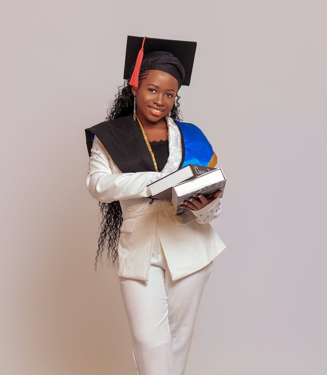 RonnetR65824's tweet photo. Its just 2weeks since I graduated 
Congratulations to me, Little miss Graduate 🎓 #Mak76thGrad #MakerereUniversity https://t.co/Q3hiXqikTU