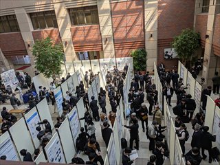 ieice_Gen's tweet photo. ジュニア＆学生ポスターセッションの様子

1号館1階メインホールにて3/11水～3/12木まで開催中！
初日、大変盛況でした！

皆様ぜひお越しください😄✨
#IEICE #2026総合大会 https://t.co/2oKt3a5xIi