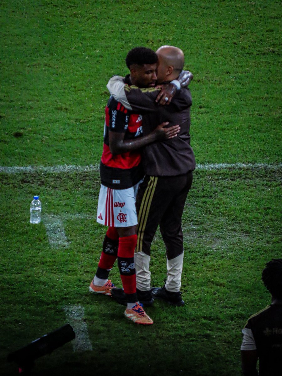 Vão omitir a boa atuação do Emerson Royal hoje ? 

Quando é pra criticar a gente critica, mas hoje ele jogou muito e foi muito importante defensivamente 

Que continue assim