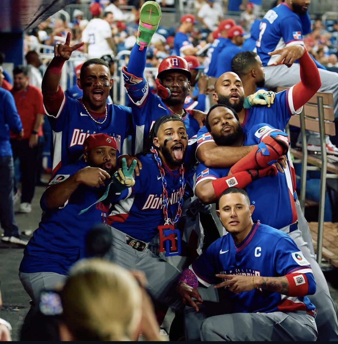 Muy orgullosa de nuestro equipo, una bendición. Súper estrellas que supieron trabajar unidos, sin egos, lo que los llevó al triunfo. ¡Arriba! ¡#DominicanaYya! 🇩🇴⚾️

Gracias por este gran juego.
Un respiro de buenas noticias para #RD 🇩🇴.

Felicidades a <a href="/PujolsFive/">Albert Pujols</a>. Yolanda y yo te
