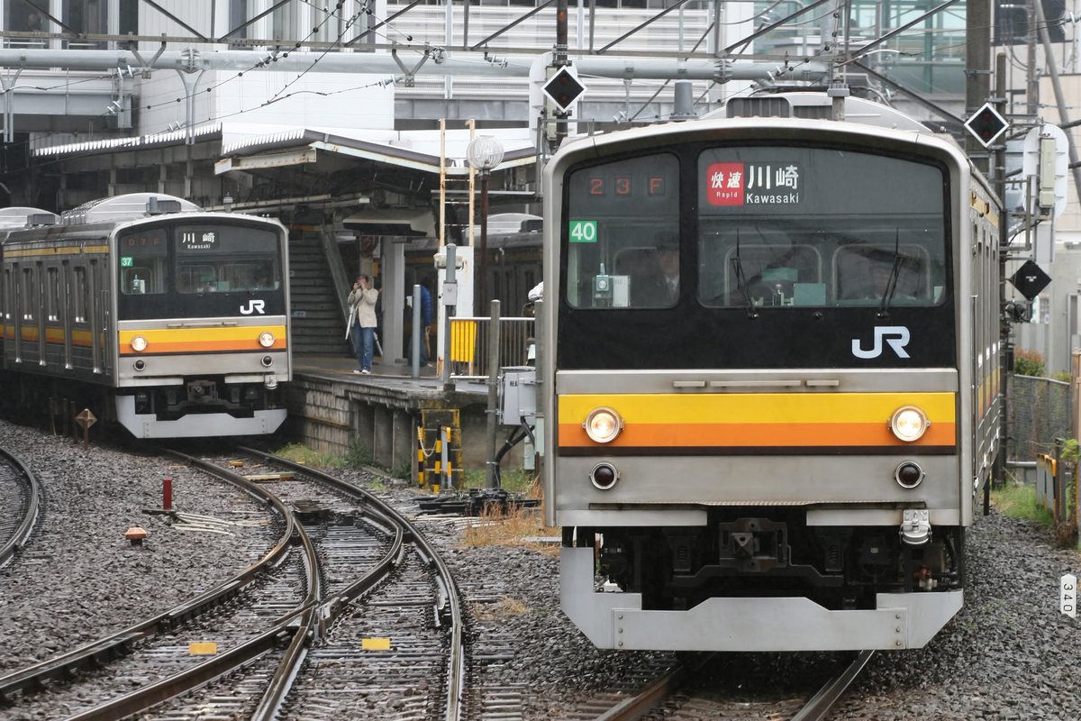 jArYn6eYu16qqo0's tweet photo. 南武線、川崎〜登戸間において33年ぶりの快速列車運転が再開される予定でしたが、15年前の大地震の影響により快速列車の運転は延期され、約1ヶ月遅れの4月9日より運転が実施されました。

私は記念すべき下り一番快速列車はラッピング編成の209系ナハ54が充当され、快速運転区間の登戸まで乗車しました https://t.co/wFicq1l2g1