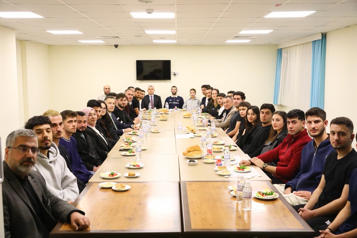 fuatoktay's tweet photo. 📍Ayaş / MYO Öğrencileriyle Sahur

Taziye ziyaretimizin ardından Ayaş Kaymakamı Muharrem Eligül, AK Parti İlçe Başkanı Sadık Yavuz ve teşkilat yöneticileriyle birlikte A.Ü. Ayaş Meslek Yüksekokulundaki sevgili öğrencilerimizin yurtlarına konuk olarak, sahur sofrasında bir araya geldik. 

Ramazan’ın bereketini ve manevi atmosferini üniversite öğrencilerimizle paylaşarak karşılıklı sohbet etmekten büyük memnuniyet duyduk.

Bizleri öğrencilik hayatımıza götüren güzel sohbetleri ve masa tenisi maçından dolayı bütün gençlerimize teşekkür ediyorum. 

Rabbim derslerinde başarılar nasip etsin, yolları ve bahtları açık olsun...

#MilletimizleYolumuzBir

@gencliksporbak 
@AyasKaymakaml 
@akpartiayass