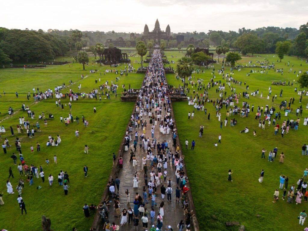 prucambodia's tweet photo. ក្រសួងទេសចរណ៍បានអំពាវនាវដល់ភ្ញៀវទេសចរទាំងអស់ដែលស្រឡាញ់ប្រទេសកម្ពុជា បន្តធ្វើដំណើរទស្សនាក្នុងព្រះរាជាណាចក្រកម្ពុជា ប្រកបដោយទំនុកចិត្តពេញលេញ អារម្មណ៍សុវត្ថិភាព និងភាពកក់ក្ដៅ

យោងតាមសេចក្តីជូនដំណឹងរបស់ក្រសួងទេសចរណ៍ចុះថ្ងៃទី៩ ខែមីនា ឆ្នាំ២០២៦ បានឱ្យដឹងថា ប្រទេសកម្ពុជានៅតែបន្តជាគោលដៅទេសចរណ៍សុវត្ថិភាព ជាមួយនឹងស្ថិរភាពនយោបាយ សណ្តាប់ធ្នាប់សង្គមល្អប្រសើរ ព្រមទាំងផ្តល់បរិយាកាសកក់ក្ដៅ ស្វាគមន៍ភ្ញៀវទេសចរមកពីគ្រប់ទិសទីនៅលើពិភពលោក។ នេះបើយោងតាមការបញ្ជាក់របស់ក្រសួងទេសចរណ៍នៃព្រះរាជាណាចក្រកម្ពុជា។

ទោះបីជាពិភពលោកកំពុងប្រឈមមុខនឹងបញ្ហាប្រឈមជាច្រើន រួមមានការប្រែប្រួលយ៉ាងឆាប់រហ័ស ស្ថានភាពនយោបាយភូមិសាស្ត្រ និងសន្តិសុខក្នុងតំបន់និងពិភពលោក ការប្រែប្រួលអាកាសធាតុ ជំងឺឆ្លងនានា និងបទល្មើសឆបោកតាមប្រព័ន្ធបច្ចេកវិទ្យាក៏ដោយ ព្រះរាជាណាចក្រកម្ពុជានៅតែបន្តរក្សាបានយ៉ាងរឹងមាំនូវសន្តិភាព សន្តិសុខ សុវត្ថិភាព និងសណ្តាប់ធ្នាប់សង្គមល្អប្រសើរ ដើម្បីធានាឱ្យការធ្វើដំណើរតាមផ្លូវអាកាស ផ្លូវគោក និងផ្លូវទឹក ប្រព្រឹត្តទៅដោយសុវត្ថិភាព ទំនុកចិត្ត និងភាពកក់ក្ដៅសម្រាប់ភ្ញៀវទេសចរជាតិ និងអន្តរជាតិ។ តាមរយៈការប្ដេជ្ញាចិត្តដ៏មោះមុតរបស់រាជរដ្ឋាភិបាលកម្ពុជា ក្រោមការដឹកនាំប្រកបដោយភាពស្វាហាប់ ឈ្លាសវៃ និងប៉ិនប្រសប់របស់ សម្តេចធិបតី ហ៊ុន ម៉ាណែត នាយករដ្ឋមន្ត្រីនៃព្រះរាជាណាចក្រកម្ពុជា និងកិច្ចសហការយ៉ាងស្អិតរមួតរវាងក្រសួង ស្ថាប័ន ភាគីអន្តរជាតិ ផ្នែកឯកជន បានបន្តអនុវត្តវិធានការយ៉ាងម៉ឺងម៉ាត់ ក្នុងការទប់ស្កាត់ និងបង្ក្រាបបទល្មើសគ្រប់ប្រភេទ ជាពិសេសបទល្មើសឆបោកតាមប្រព័ន្ធបច្ចេកវិទ្យា ដើម្បីធានាសុវត្ថិភាព និងបង្កើនទំនុកចិត្តសម្រាប់ភ្ញៀវទេសចរទាំងអស់។

នៅក្នុងសេចក្តីជូនដំណឹងដដែលនោះ ក្រសួងទេសចរណ៍បានអំពាវនាវដល់ភ្ញៀវទេសចរទាំងអស់ដែលស្រឡាញ់ប្រទេសកម្ពុជា បន្តធ្វើដំណើរទស្សនាក្នុងព្រះរាជាណាចក្រកម្ពុជា ប្រកបដោយទំនុកចិត្តពេញលេញ អារម្មណ៍សុវត្ថិភាព និងភាពកក់ក្ដៅ ហើយក៏បានអំពាវនាវភ្ញៀវទេសចរទាំងអស់បន្តគាំទ្រ និងផ្សព្វផ្សាយទៅកាន់ពិភពលោកឱ្យបានទូលំទូលាយ អំពីកម្ពុជាដែលជាទឹកដីអច្ឆរិយៈពោរពេញដោយសម្បត្តិបេតិកភណ្ឌវប្បធម៌ដ៏សម្បូរបែប ទេសភាពធម្មជាតិដ៏ស្រស់ស្អាត សង្គមប្រកបដោយសុខដុមនីយកម្ម និងប្រជាជនមានភាពរួសរាយរាក់ទាក់៕