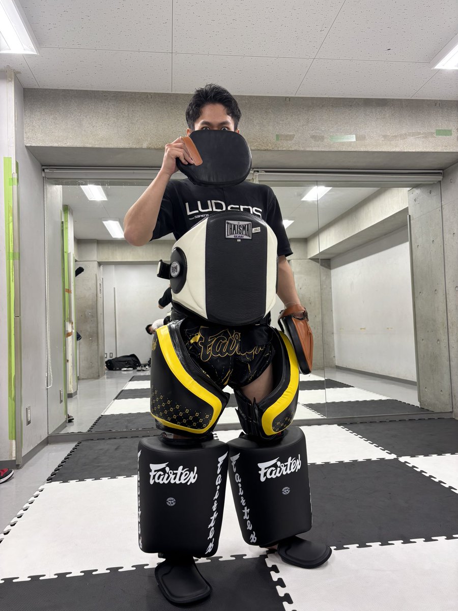 押忍押忍❗️🥋
昨日は新調したミット装備を使って練習を行いました！なかなかのお値段でしたが、お陰でカーフキックなどの練習がしやすくなりました🔥🦵
会計に感謝です…🙇‍♂️