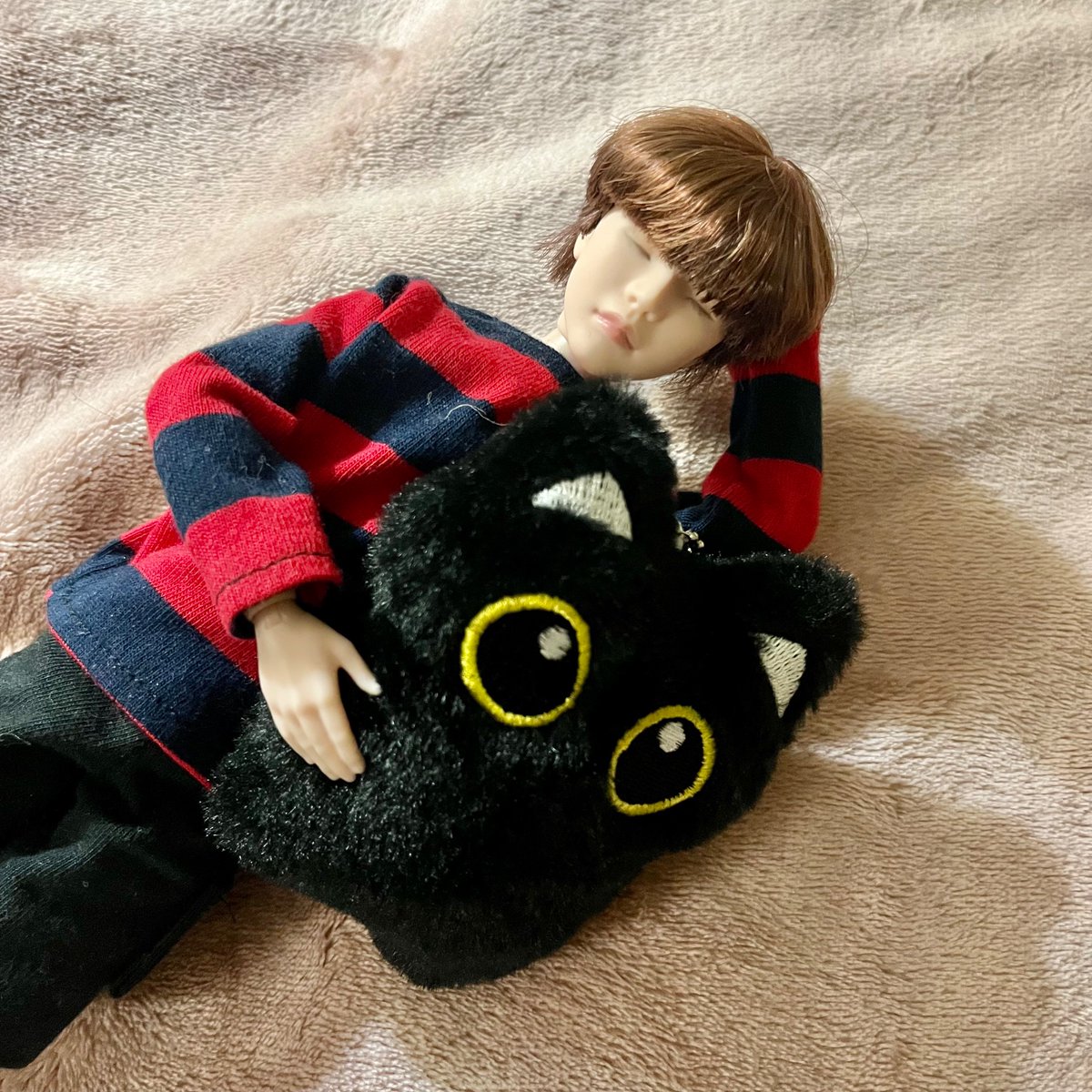 바빠서 융기 생일 앓이도 못하고,
미국이라 생일카페 투어도 못했지만..
아쉬운 대로 탕이 닮은 기여운 깜고를 마텔융기에게 선물했답니다 🐈‍⬛🌸