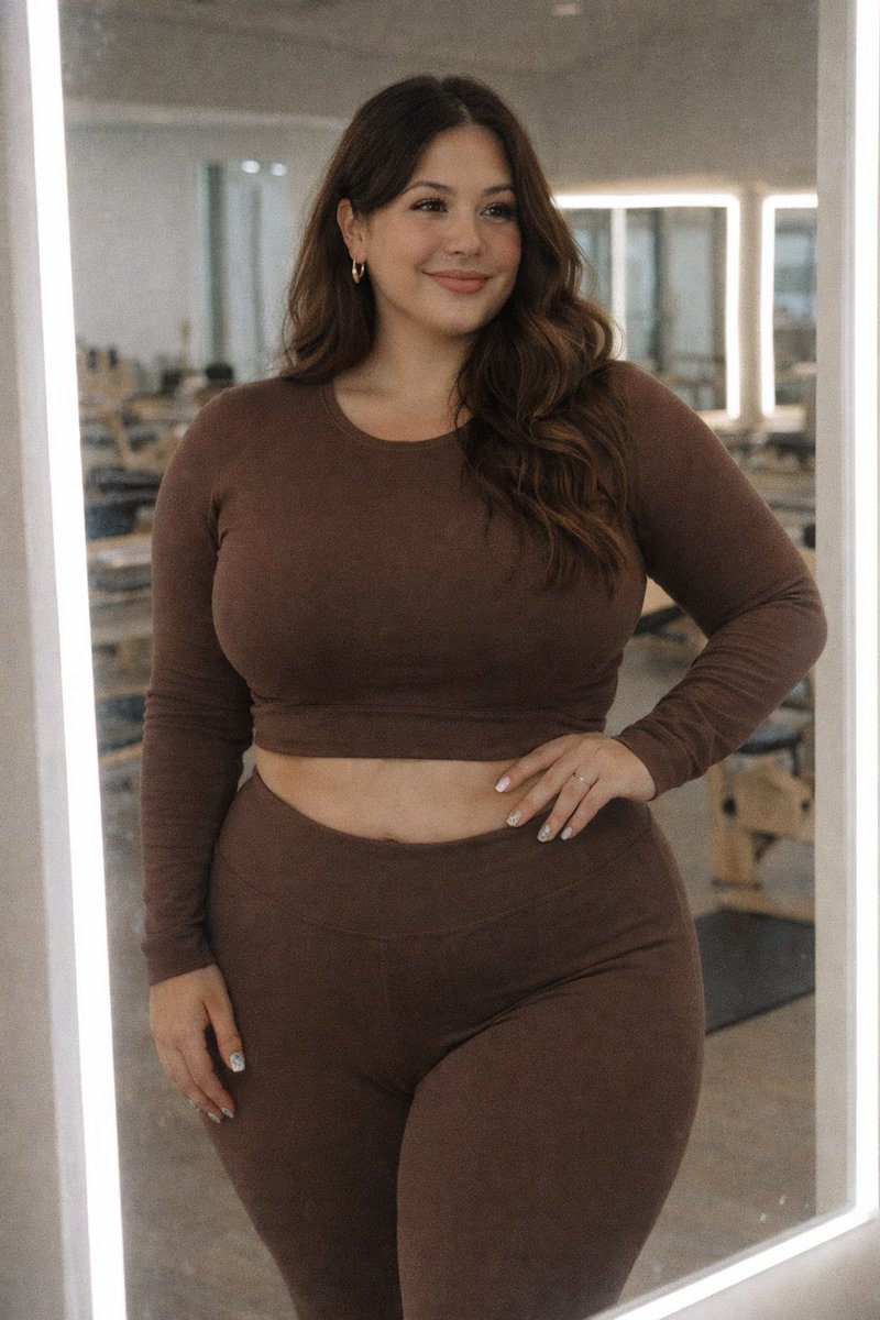 PumpkinKatte's tweet image. Mid-size, curves, pilates and all… still showing up for myself 🤎
#MidSize #Curvy #BodyPositivity #Pilates #SelfLove