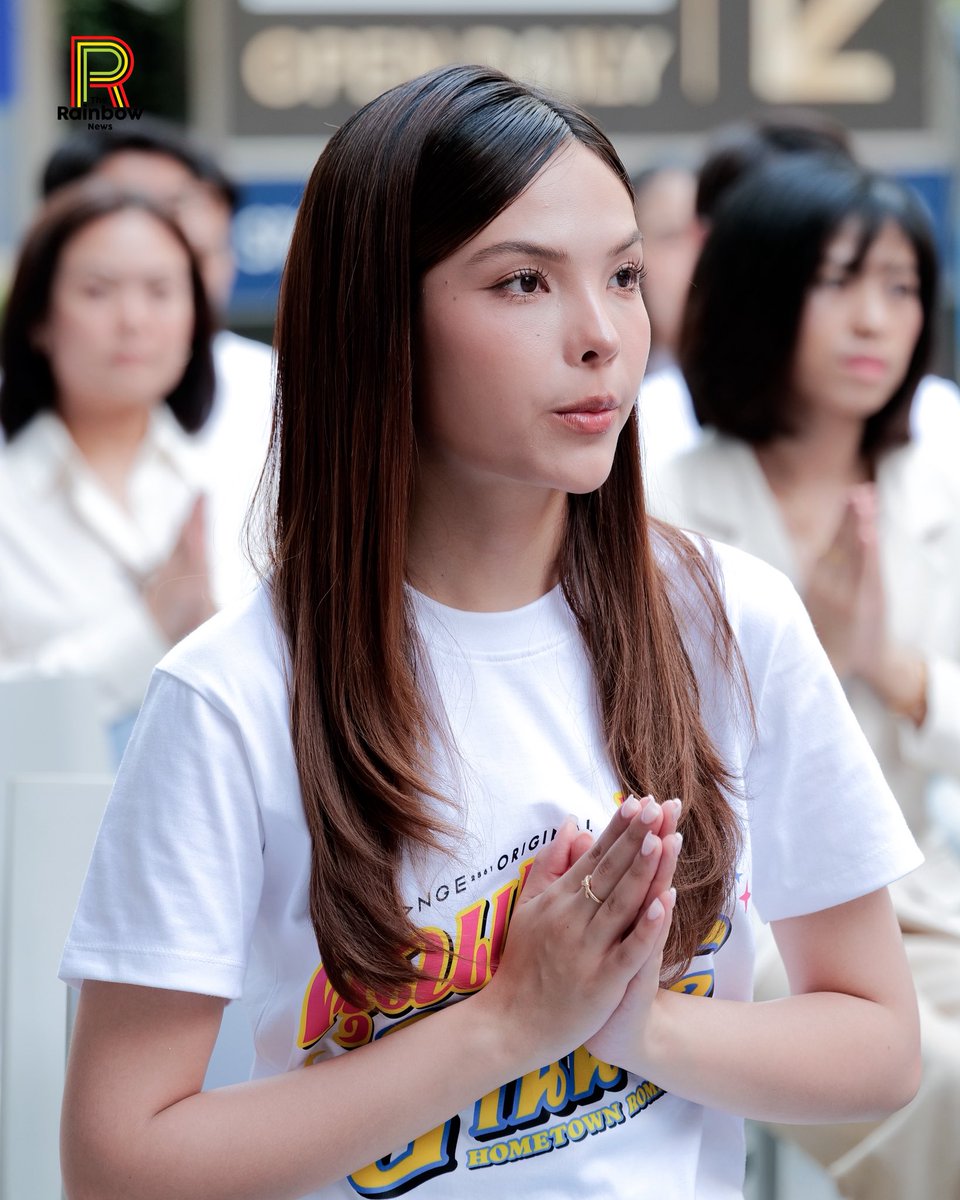 RainbowNewsent's tweet photo. "ซอนญ่า ศรัณย์ภัทร์" ร่วมพิธีบวงสรวงซีรีส์ “Hometown Roman คุณแฟนบ้านนอก” 🌾👩🏻‍🌾

Worship Hometown Romance

#บวงสรวงคุณแฟนบ้านนอก 
#SonyaSaranphat
#LMSY #ลูกหมีซอนญ่า https://t.co/YtJi4Sev0v