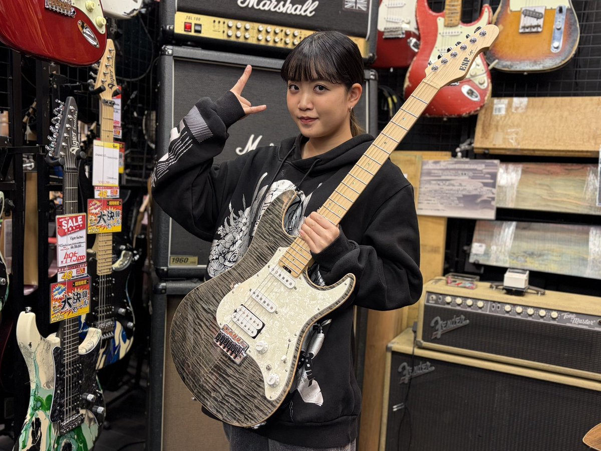 espcrafthouse's tweet image. 【ご来店】
3ピースヘヴィメタルバンド「ASTERISM」のGt.HAL-CAさんにメンテナンスでご来店いただきました！

4thアルバム『kick Down the Wall』の一夜限りのリリースライブ「ASTERISM LIVE 2026 -Kick Down the WWWall-」のチケットが現在発売中です！
l-tike.com/concert/mevent…

#ESP渋谷 #ASTERISM