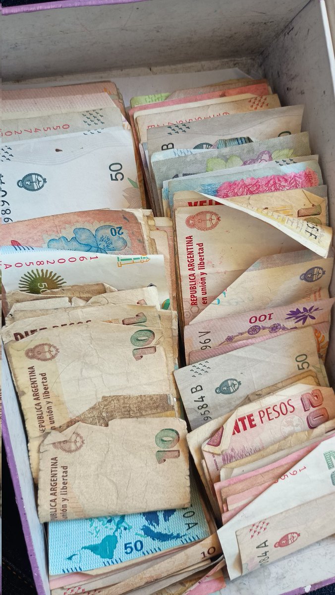 lo q encontré hoy en una caja de mi pieza jajsjajkaksks hola me das 2 kiel sueltos