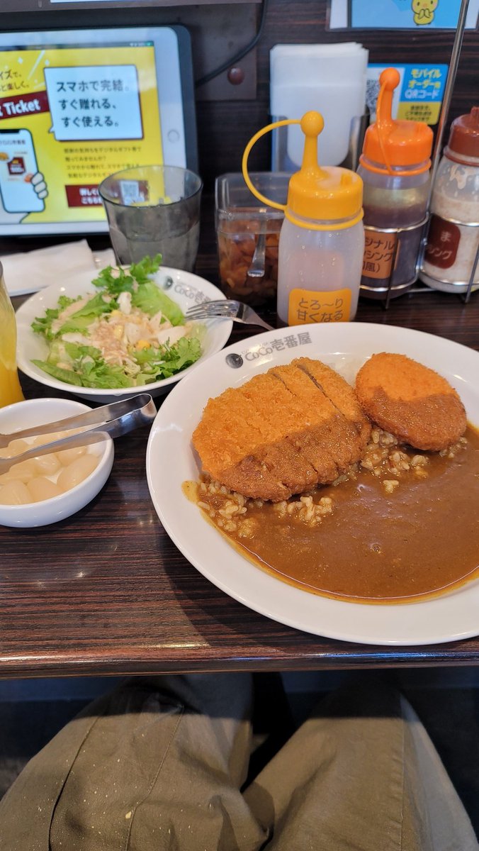おっ昼ごはーん‼️
今日はそうちゃんを水道橋の歯科大に連れて行ったので、帰りにCoCo壱に寄りました。写真左はそうちゃんの9辛、右は私の辛さ普通です。違い分かるかな？そうちゃん辛さの鬼😈
みんなは何食べてる？

#CoCo壱9辛

笑顔の1日を🍀Happy day💗