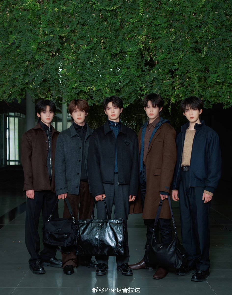 j_Ixfvxlt's tweet image. #Prada星闻

沉浸设计哲思，探寻创意在此诞生的轨迹。              

@登陆少年组合 驻足位于意大利托斯卡纳的Valvigna “花园工厂”，即Prada集团工厂总部所在地，于灵感交错的静谧空间，为当代先锋美学写下青春注脚。 

#TOP登陆少年 #TransfOrmProject  #PradaFW26 
@Prada