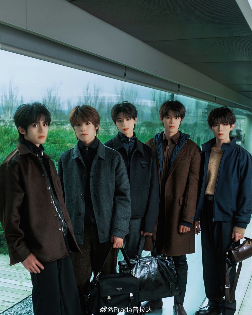 j_Ixfvxlt's tweet image. #Prada星闻

沉浸设计哲思，探寻创意在此诞生的轨迹。              

@登陆少年组合 驻足位于意大利托斯卡纳的Valvigna “花园工厂”，即Prada集团工厂总部所在地，于灵感交错的静谧空间，为当代先锋美学写下青春注脚。 

#TOP登陆少年 #TransfOrmProject  #PradaFW26 
@Prada