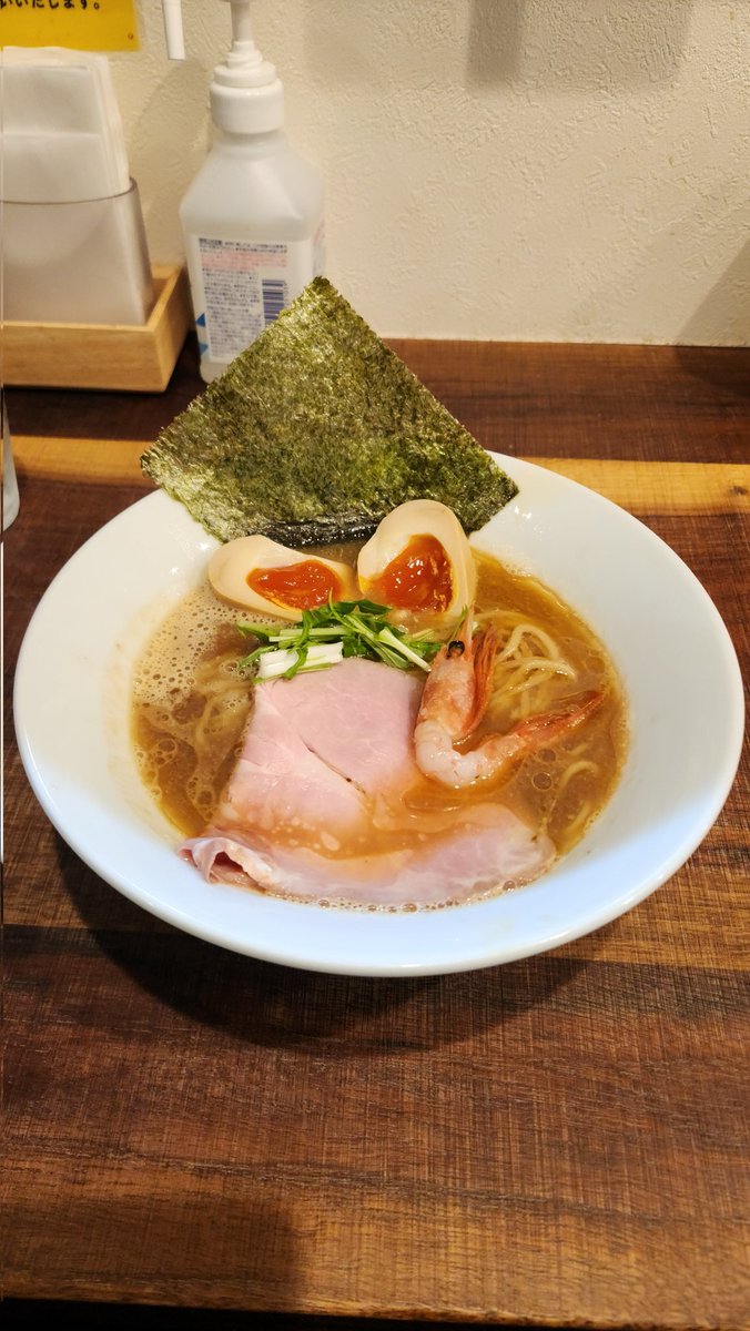 onecolorlight's tweet photo. 昨日の煌
京小麦の限定
えびちゃんと〆のえびちゃん飯
結構さらっとしたスープなの驚き
結構しっかりえびちゃん
麺はチュルモチの細麺
〆はガーリックチップとパウダーにえびちゃん
スープかけたらワンダフル

面白いタグあるなぁーと思いながらポストしてみた
#みつきの麺ライフ https://t.co/MoPv0N5o9G