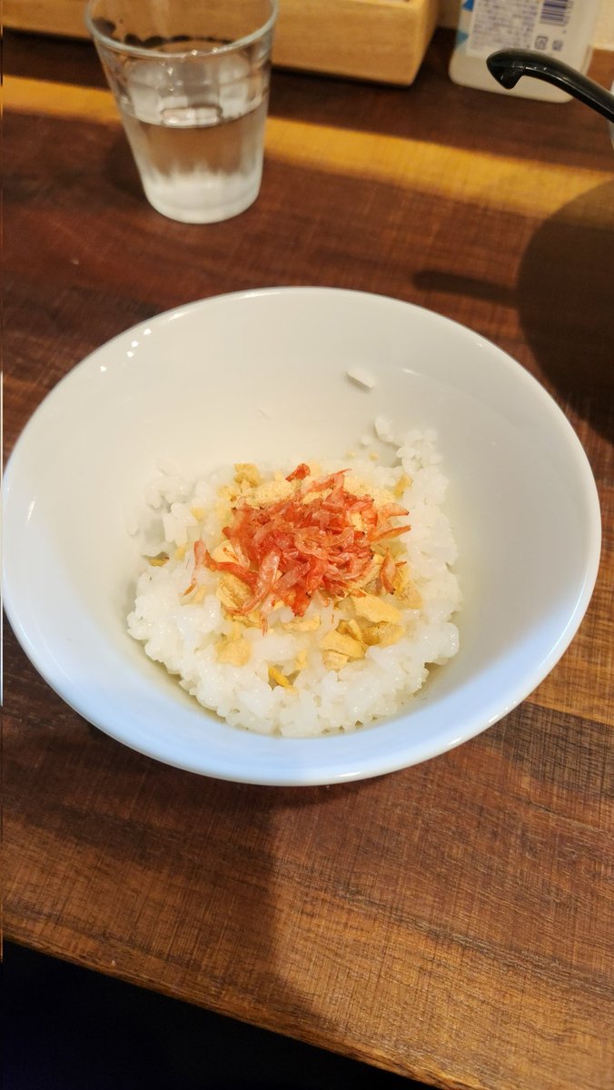 onecolorlight's tweet photo. 昨日の煌
京小麦の限定
えびちゃんと〆のえびちゃん飯
結構さらっとしたスープなの驚き
結構しっかりえびちゃん
麺はチュルモチの細麺
〆はガーリックチップとパウダーにえびちゃん
スープかけたらワンダフル

面白いタグあるなぁーと思いながらポストしてみた
#みつきの麺ライフ https://t.co/MoPv0N5o9G