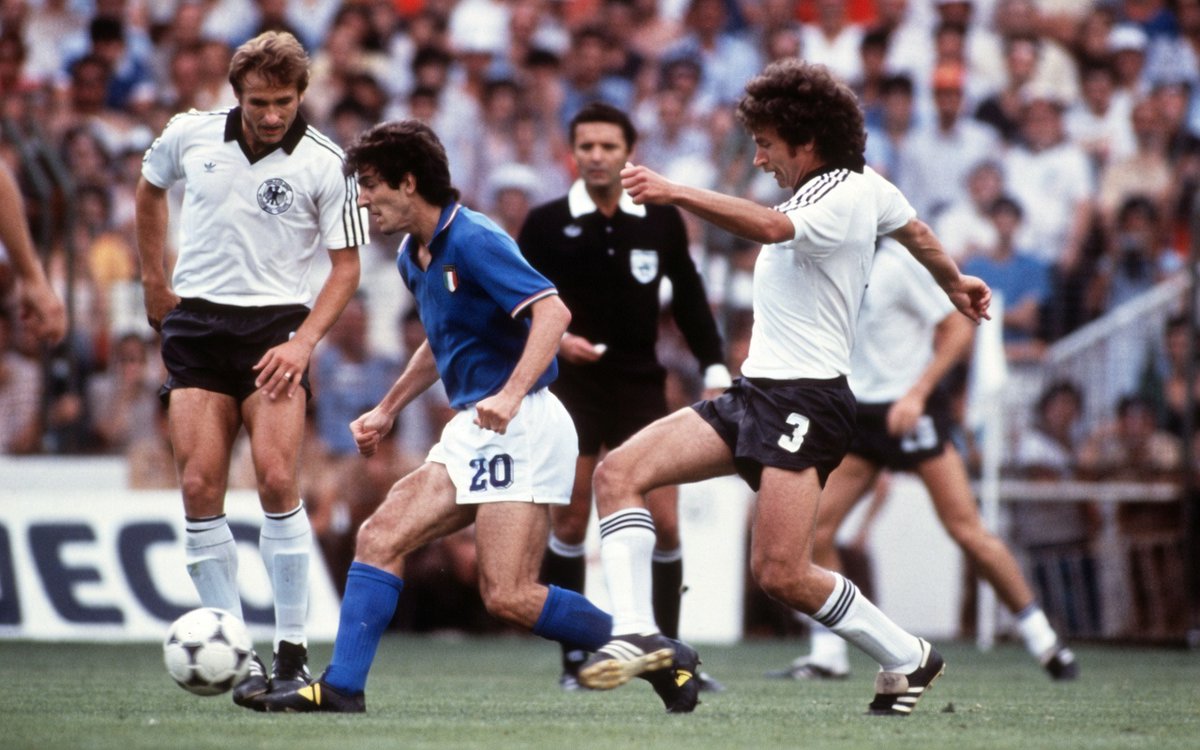 #tbt

Paolo Rossi, Paul Breitner, Wolfgang Dremmler e Arnaldo César Coelho.

Madrid/Espanha, 1982.

📸Getty Images/Tony Duffy