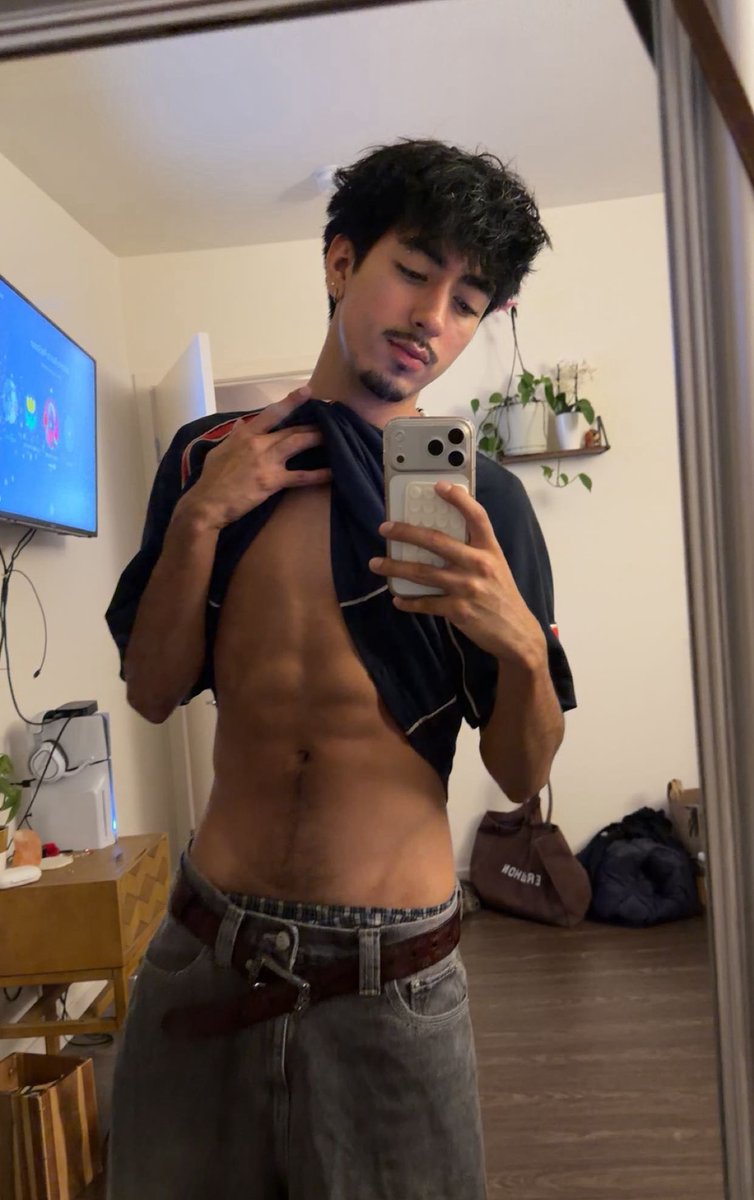 izaiahrodriguez's tweet photo. me checking if i’m bloated 🫩 https://t.co/MA0Pqs9voS