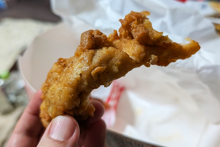 サクッとケンタ、オリジナルチキンが骨なしになっていて食べやすく美味い。ちゃんと味が濃い。躊躇なくかぶりつける。クランチポテトもザクザクの衣で最高。ケンタッキーが消費者の理想のアップデートをしてる感じ。もうずっとこれであってほしい。限定メニューにすんなし。ずっとこれであってくれ。