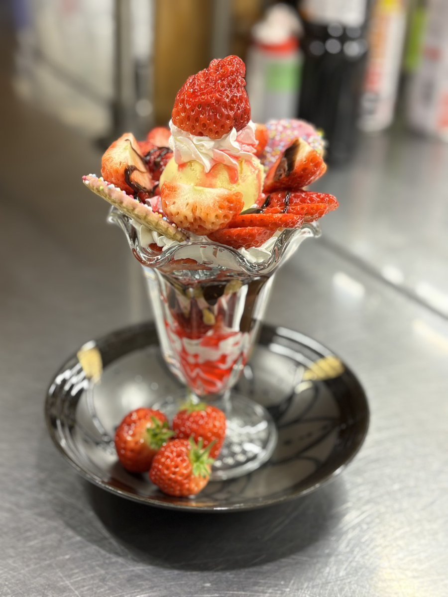tokutto's tweet photo. ＼🍓苺パフェ🍓／3/12(木)～14(土)限定
※ランチタイムはミニパフェのみです https://t.co/z35nPLbZPx https://t.co/RLyvHCrFhR