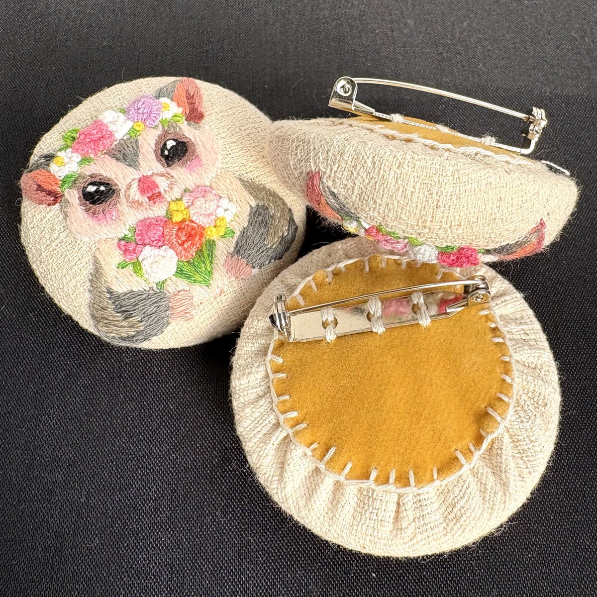 【新商品】
O’hagiオリジナル

ぷっくりピンブローチ　フクロモモンガ | treatsohagi.thebase.in/items/138277851

マカロンのようにぷっくりコロン💖

刺繍は全て手作業で行われているので少しずつお顔が違います

イベントにも持って行きますが、数に限りありますので、確実に欲しい人は予約してくださいね