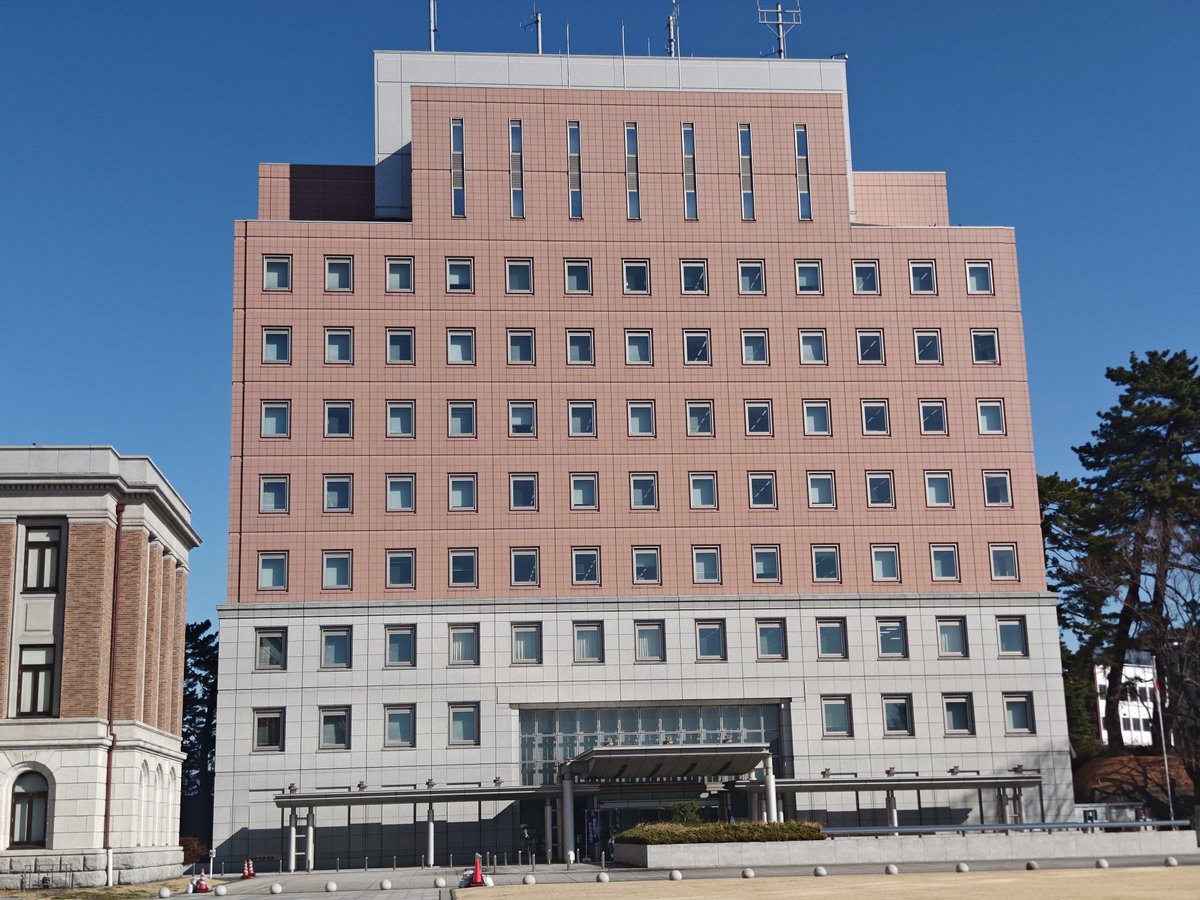 oohatasan's tweet photo. 群馬県警本部の地下に蕎麦屋があるのをご存知でしょうか。

取り調べで「カツ丼食うか？」と聞かれなくても、自ら警察で日替わりのカツ丼食べられますね。
本日の日替わり丼はメンチカツ丼でした。

蕎麦も大盛りで、これで750円とはうっかり自白してしまいそうだ。

※一般の方も利用できます https://t.co/aeL0Md2j5E