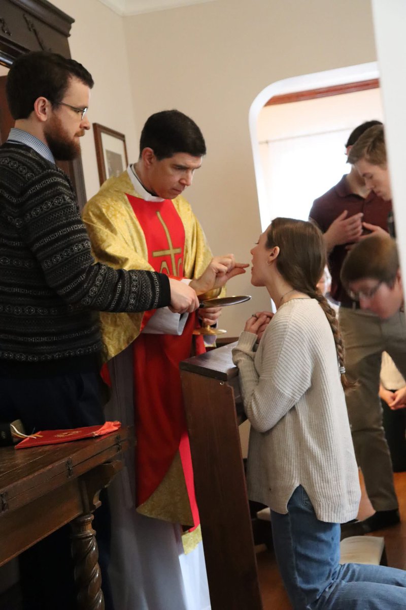 Sachinettiyil's tweet photo. Many students from Hillsdale College in Michigan are becoming Catholic. This Easter, St. Anthony’s Catholic Church—the local parish serving the college—will welcome 33 people into the Church, many of them Hillsdale students.

Info: Lansing diocese https://t.co/Zgzio7guhk