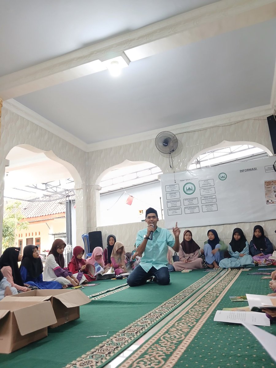 Hari Minggu lalu, kami berkunjung ke TPA Ar Rohim di Wedomartani, Sleman.

Kami datang untuk tindak lanjut kerja sama peminjaman buku sekaligus bercerita soal minat baca.

Kami ingin, 10 tahun ke depan kami fokus ke urusan pendidikan di desa. 

Doakan yaa teman-teman.