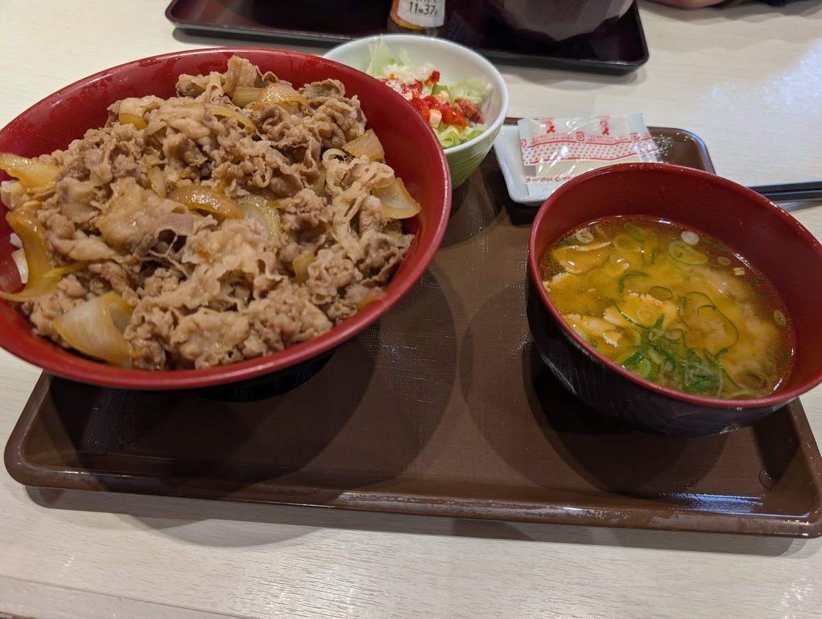昨日の夕飯、メガ牛丼、豚汁サラダセット、食い過ぎました😅