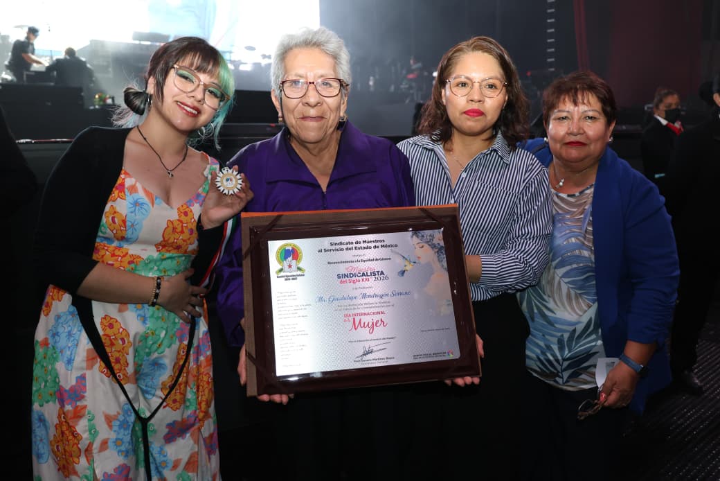 Maestras mexiquenses fueron reconocidas como “Maestra Sindicalista del Siglo XXI” por su trayectoria y liderazgo dentro del magisterio.
¿Crees que se reconoce lo suficiente el trabajo y liderazgo de las mujeres en la educación?
👇📚
#Magisterio #MujeresQueInspiran