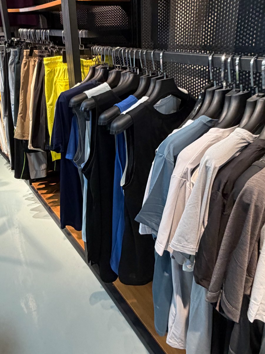 activewearekf's tweet image. Minimalist yet sophisticated men's sportswear: even basic pieces exude elegance! With a loose, figure-flattering fit, they’re perfect for morning runs or casual outings.
#CasualSportyStyle #AthleticApparel #BasicWear #ActiveDaily #HighValueFashion