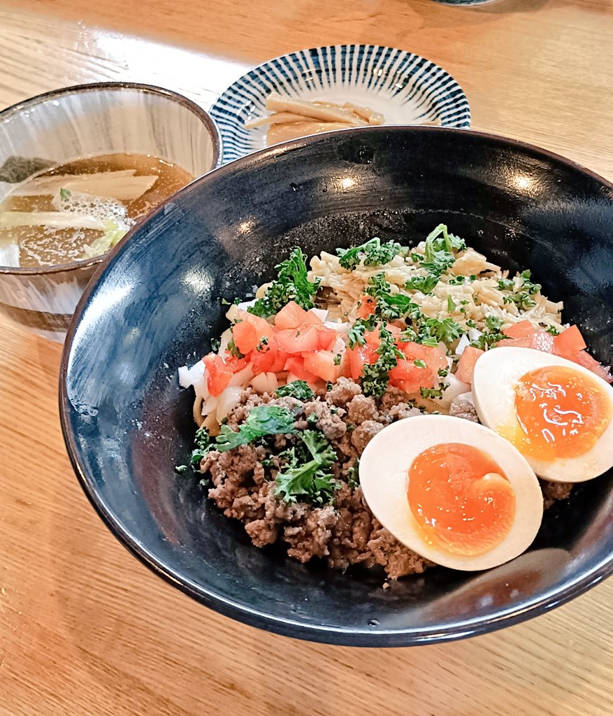 麺 㐂色
岐阜県羽島郡岐南町

飛騨牛脂とキノコの和えつけそば 限定
味玉メンマTP

芹そばもそろそろ食べ納め近く迷いに迷うも結局デュクセルソースの旨みの誘惑でコチラ🍜

天地返しが品良くもジャンキーで今日も昇天😇 

ごちそうさまでした(っ˘ڡ˘ς)