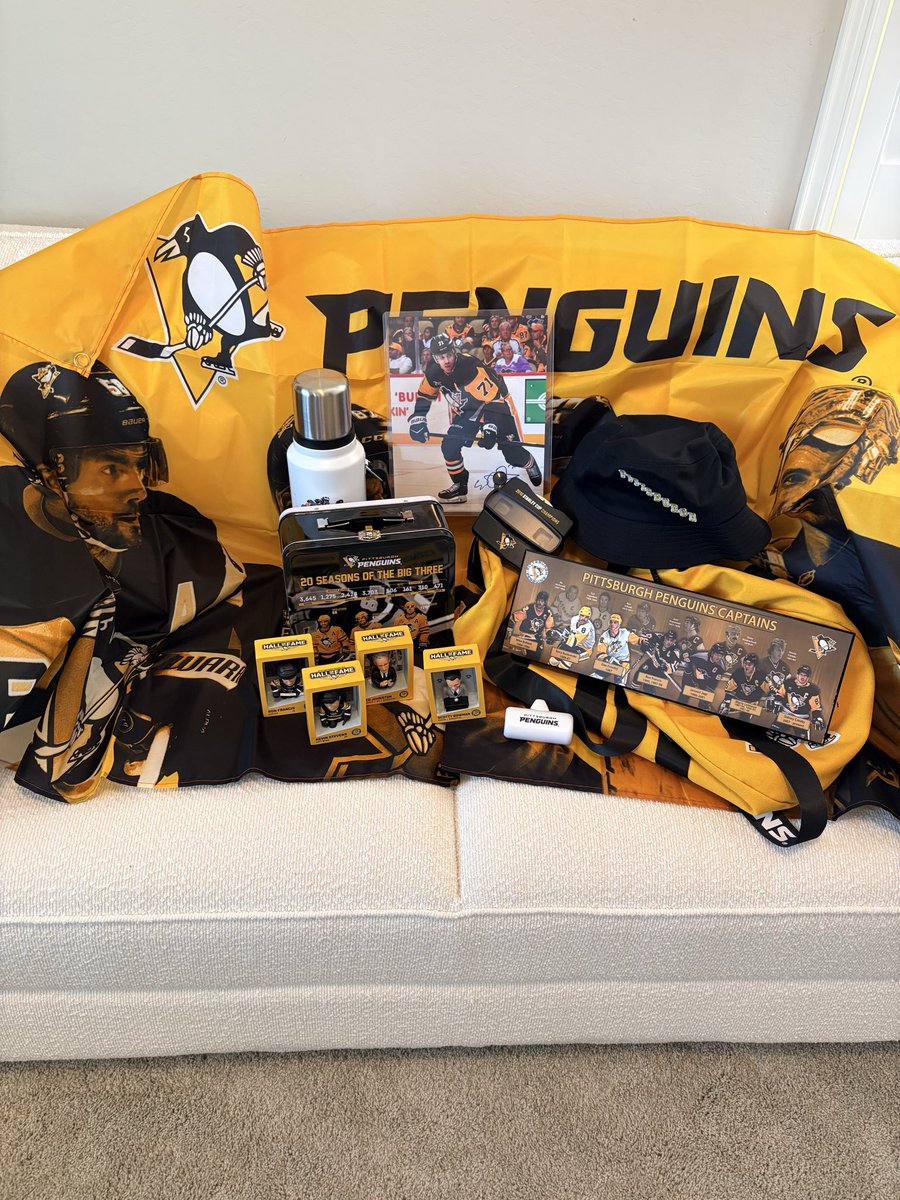 cnemoaz's tweet photo. Didn’t get a signed jersey this year but I got an autographed picture of Geno!! 🖤💛 Thank you @pensfoundation and @MarioLemieuxFdn !!#letsgopens #PensCharityGame https://t.co/XQ0DYZLVO1