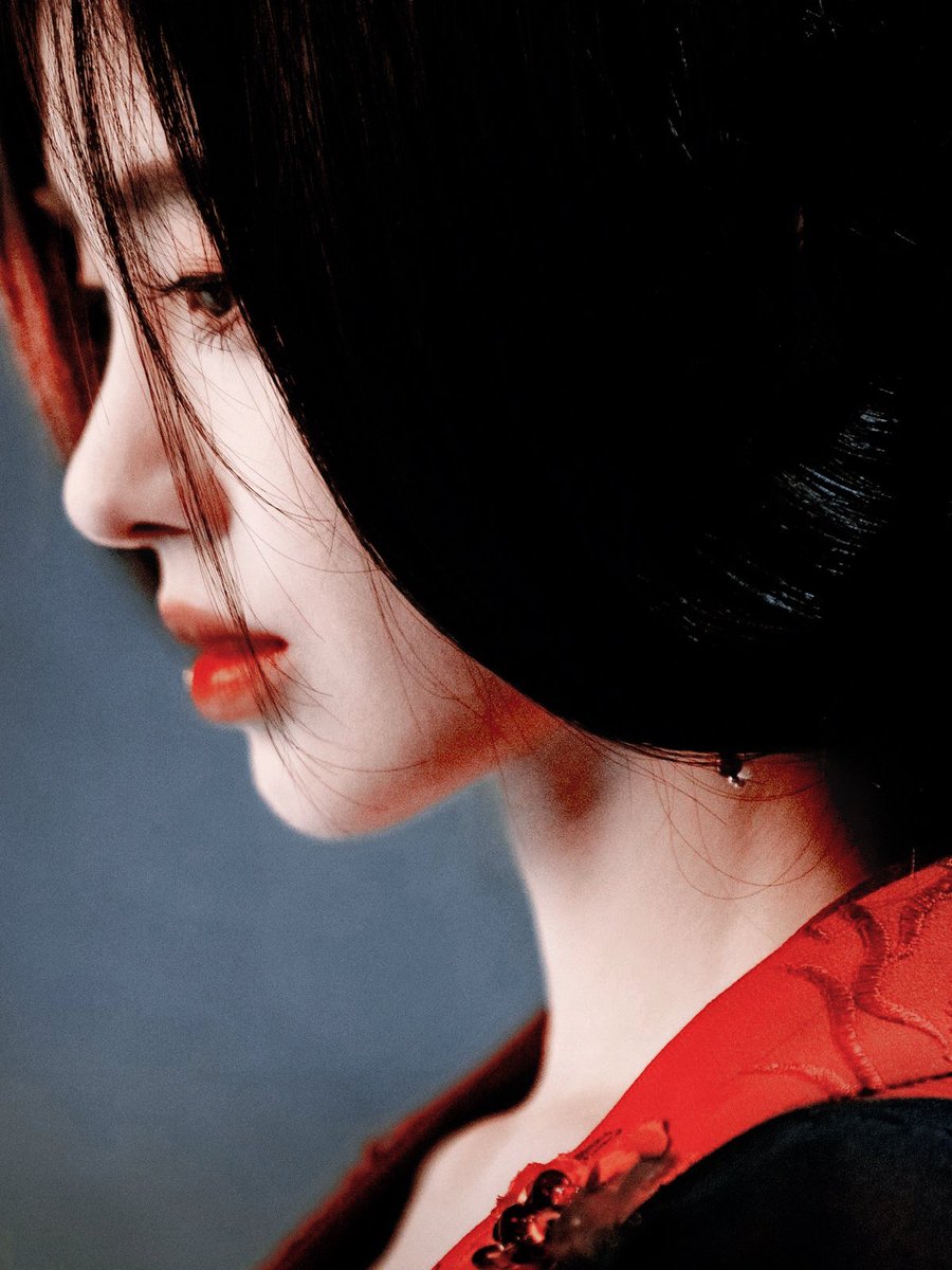 walking 红 flag tweet media