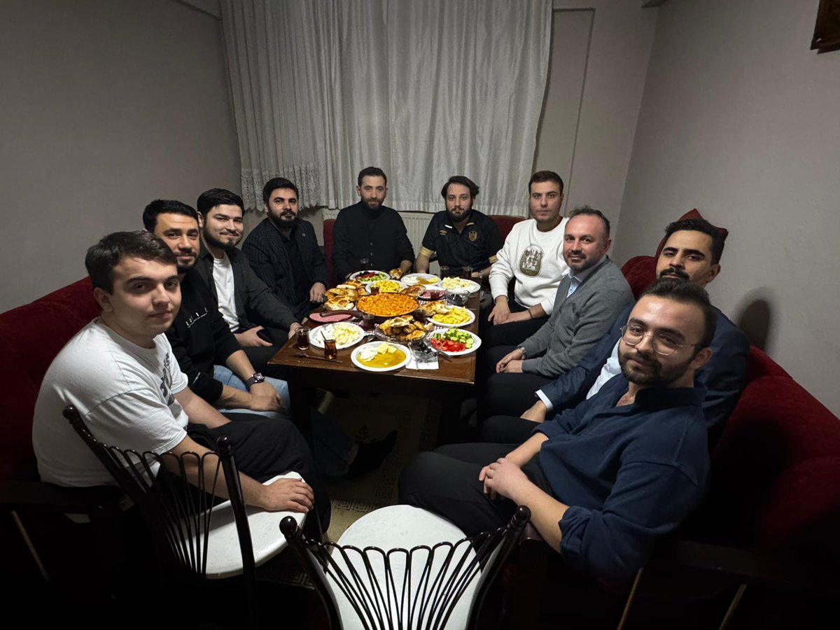 milligenclikmgd's tweet photo. Samsun'da öğrenci kardeşlerimizin evine misafir olarak birlikte sahur yapıp hasbihal ettik. Ev sahiplikleri sebebiyle kardeşlerimize teşekkür ederiz.

#gençlik #sahur #samsun https://t.co/S2CJc1egnI