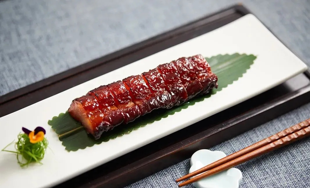 arvindK43689034's tweet photo. Tried the crispy honey-glazed pork belly at Little Alley Bistro—crunchy skin, juicy meat, sweet-savory glaze hits different! Paired with garlic noodles (chef’s secret sauce ). Hidden gem in downtown! https://t.co/XidhZjix4F