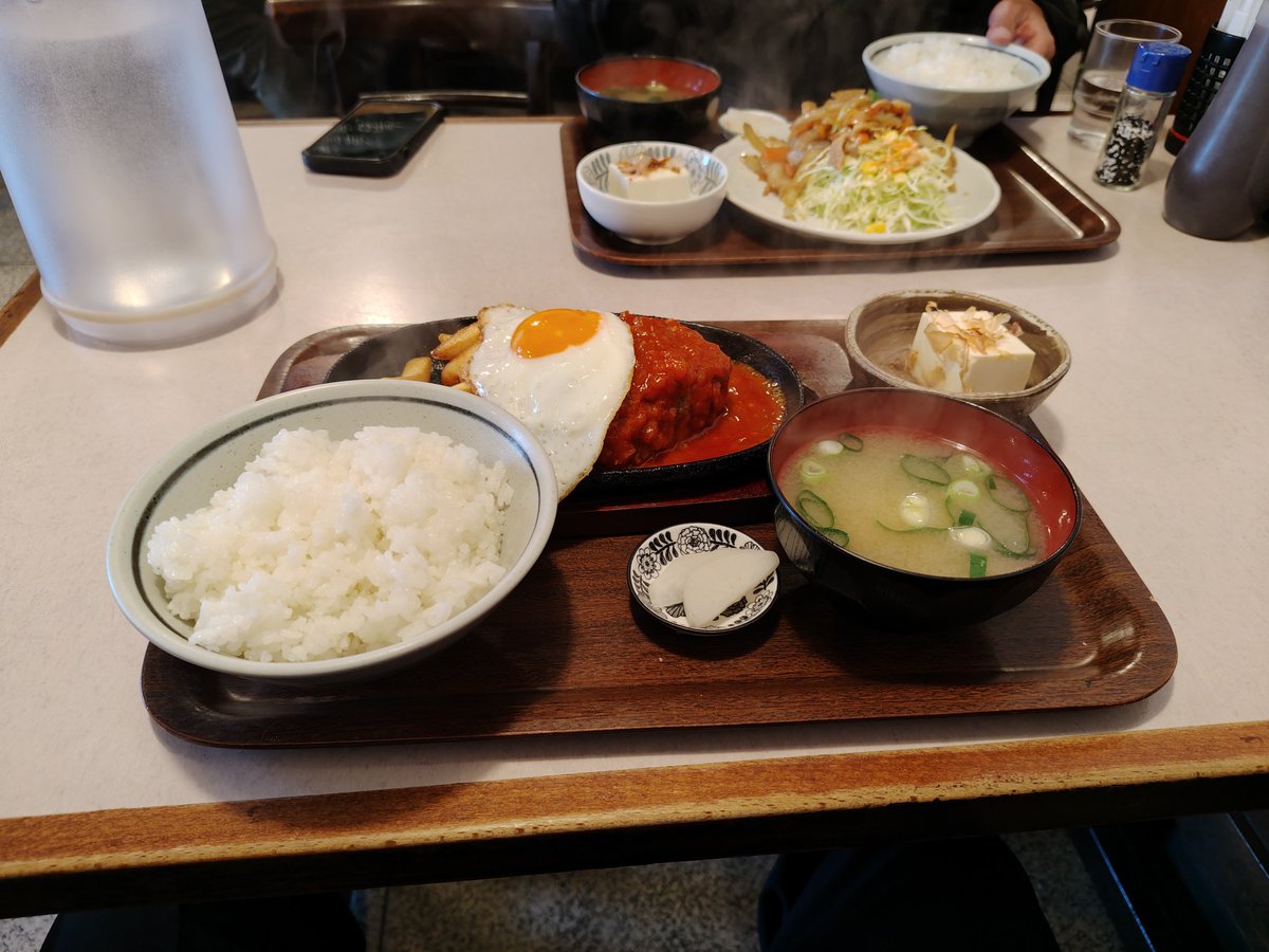 本日のランチ。
西巣鴨キッチン　プチハウス
ハンバーグ定食❗️
✊️げんこつ位の大きさのハンバーグ‼️
美味しかった‼️😋👍