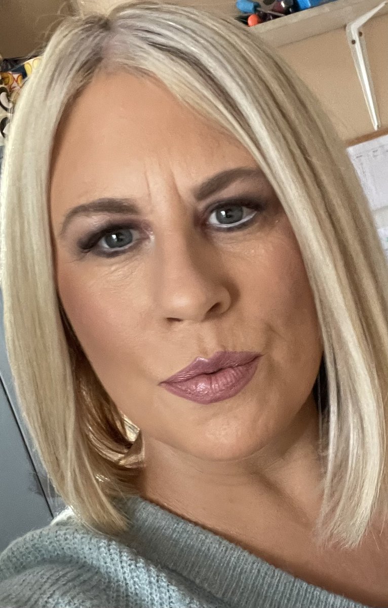 TaraBCork's tweet image. #opinions 🙏🏻#weddingguest #makeup #thursdaytease #toomuch #toolittle #hotornot #nibs #partayy #aboutdamntime 💃💋