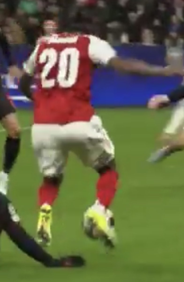 #UCL #B04ARS 1:1 No PEN!
Arsenal gleich aus, aber durch einen unberechtigten Elfmeter!
Die riskante Grätsche des Leverkuseners war unklug, aber er grätscht nur seitlich parallel &amp; will den Ball spielen, den er nur um wenige Zentimeter verpasst. Mit dem Körper berührt er minimal