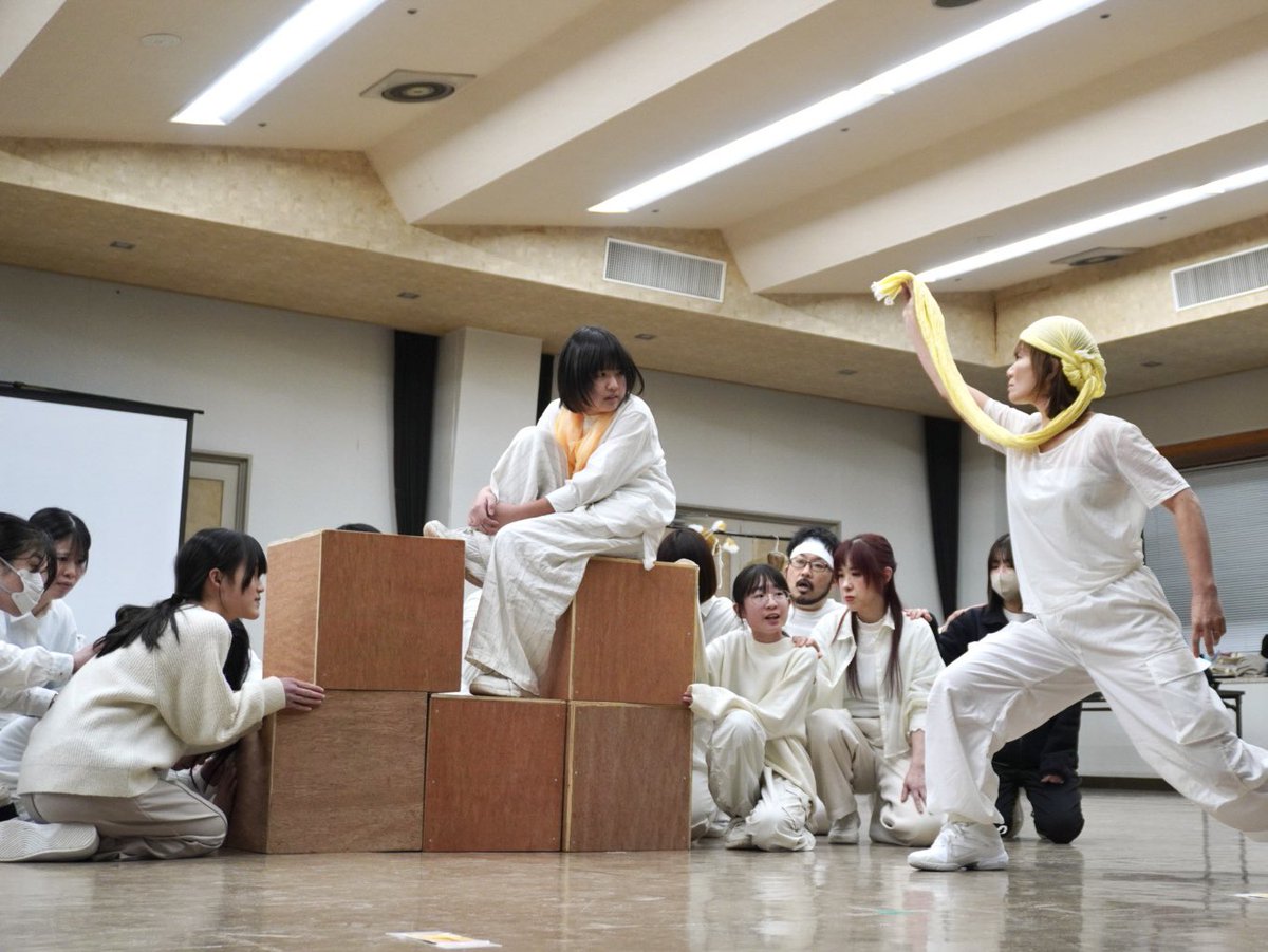 ＼公演まであと4日！／

シンプルな舞台、シンプルな衣装、飾らないからこそ伝わる"目に見えない大切なもの"。
お客様にそれが伝わるよう心を込めてお届けします🎁

脚本・演出等を務める汰生喜さんも、ある役として登場します📚
どんな役で登場するのかは劇場で確かめてくださいね！