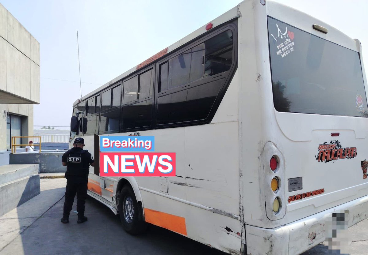 HalconOnce's tweet photo. ATAQUE A BALAZOS CONTRA CHOFER Y SU HIJO EN TLALNEPANTLA.
Un chofer de transporte público de 72 años y su hijo fueron baleados cuando dos sujetos en moto se acercaron al camión y dispararon directo contra el conductor en la zona de #Barrientos, #Tlalnepantla.
La unidad de la región “Naucalpan” iba vacía.
Su hijo resultó lesionado, se encuentra estable.
Autoridades investigan una posible extorsión. ¡No hay detenidos!