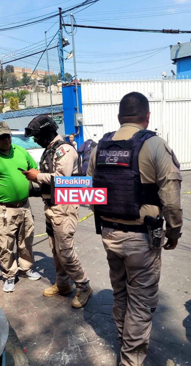 HalconOnce's tweet photo. ATAQUE A BALAZOS CONTRA CHOFER Y SU HIJO EN TLALNEPANTLA.
Un chofer de transporte público de 72 años y su hijo fueron baleados cuando dos sujetos en moto se acercaron al camión y dispararon directo contra el conductor en la zona de #Barrientos, #Tlalnepantla.
La unidad de la región “Naucalpan” iba vacía.
Su hijo resultó lesionado, se encuentra estable.
Autoridades investigan una posible extorsión. ¡No hay detenidos!