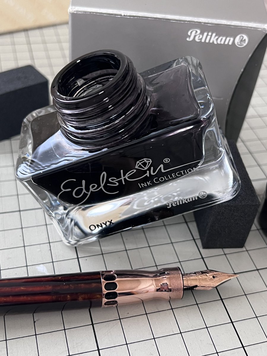 ペリカンのインク瓶、少なくなったら万年筆のペン先がインクにひたらないので傾けてます。
みなさんどうしてますか？
