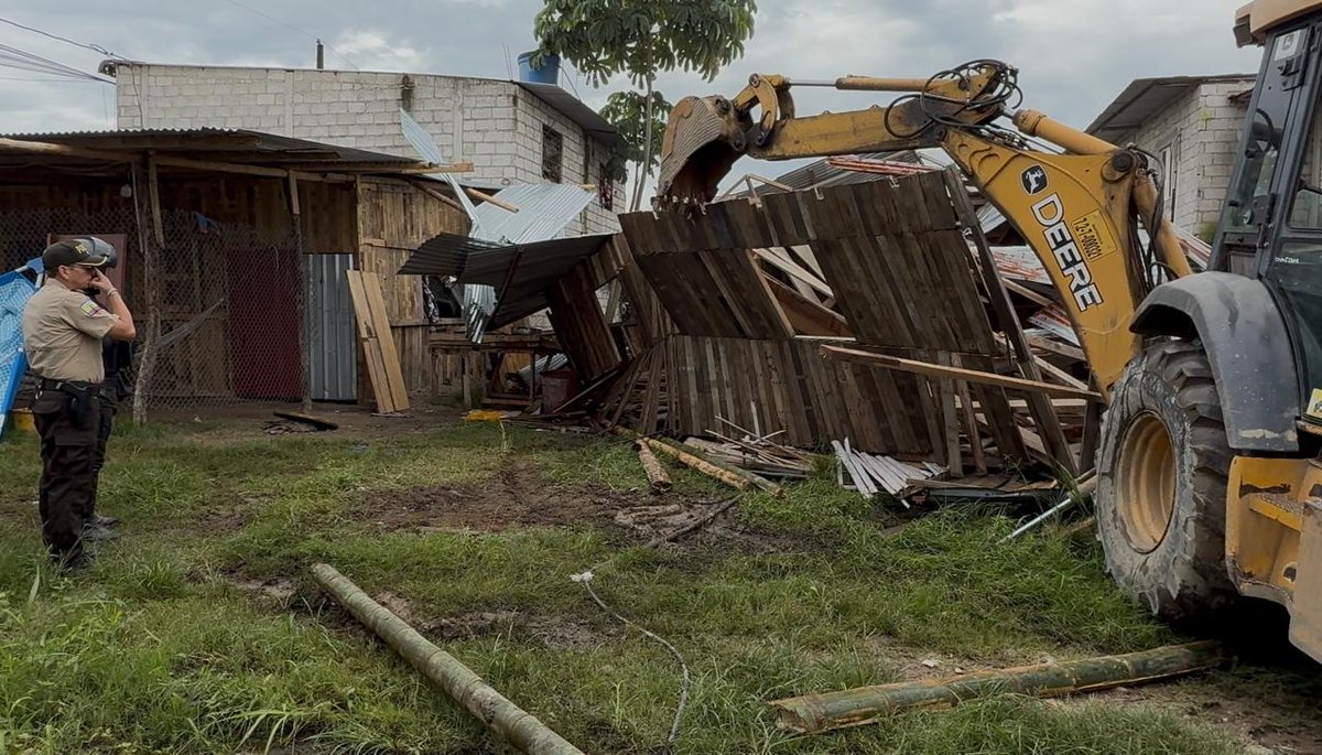 RenatoGP75's tweet photo. Lo ofrecimos y LO CUMPLIMOS, torres de vigilancia que se encontraban en el sector de las Katyas, Machala - El Oro, fueron derrocadas y derrumbadas, la seguridad ciudadana empieza con el ordenamiento del espacio público, no se puede normalizar la ilegalidad y naturalizarla. https://t.co/76KLr6seck