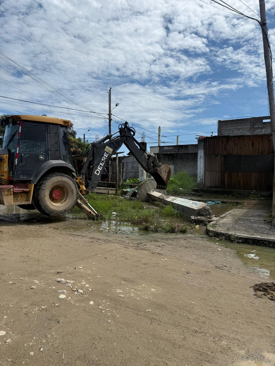 RenatoGP75's tweet photo. Lo ofrecimos y LO CUMPLIMOS, torres de vigilancia que se encontraban en el sector de las Katyas, Machala - El Oro, fueron derrocadas y derrumbadas, la seguridad ciudadana empieza con el ordenamiento del espacio público, no se puede normalizar la ilegalidad y naturalizarla. https://t.co/76KLr6seck