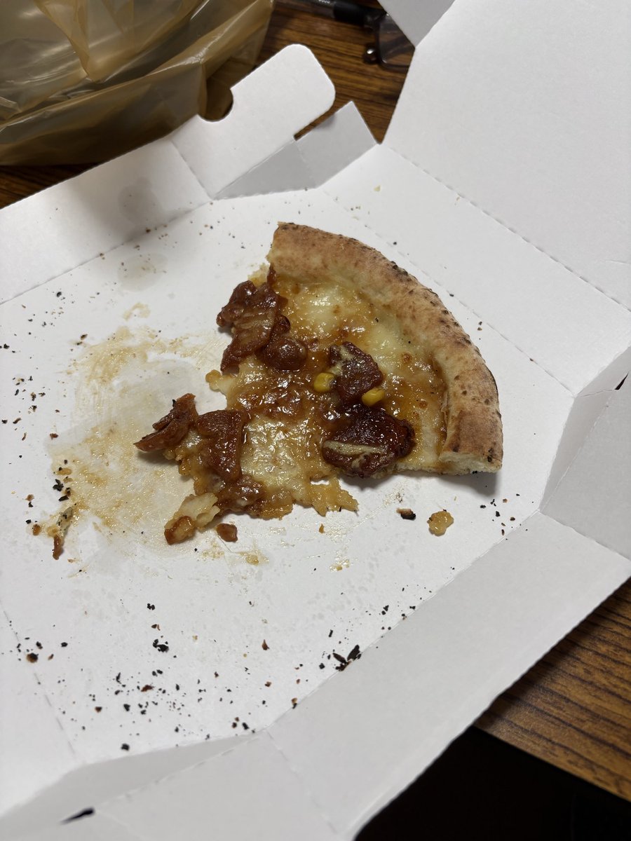 benriyat's tweet photo. この現象、名前ってありますか？🍕
みんなでピザを食べていくと、おいしい具が誰も取れなくて頂点に集まっていく…
「遠慮の塊」のピザ版で「遠慮の頂点」と命名してみたんですが、もっとしっくりくる名前があればぜひ！
リプかRTで教えてください👇 #名前募集 https://t.co/0gFJYaYxYD