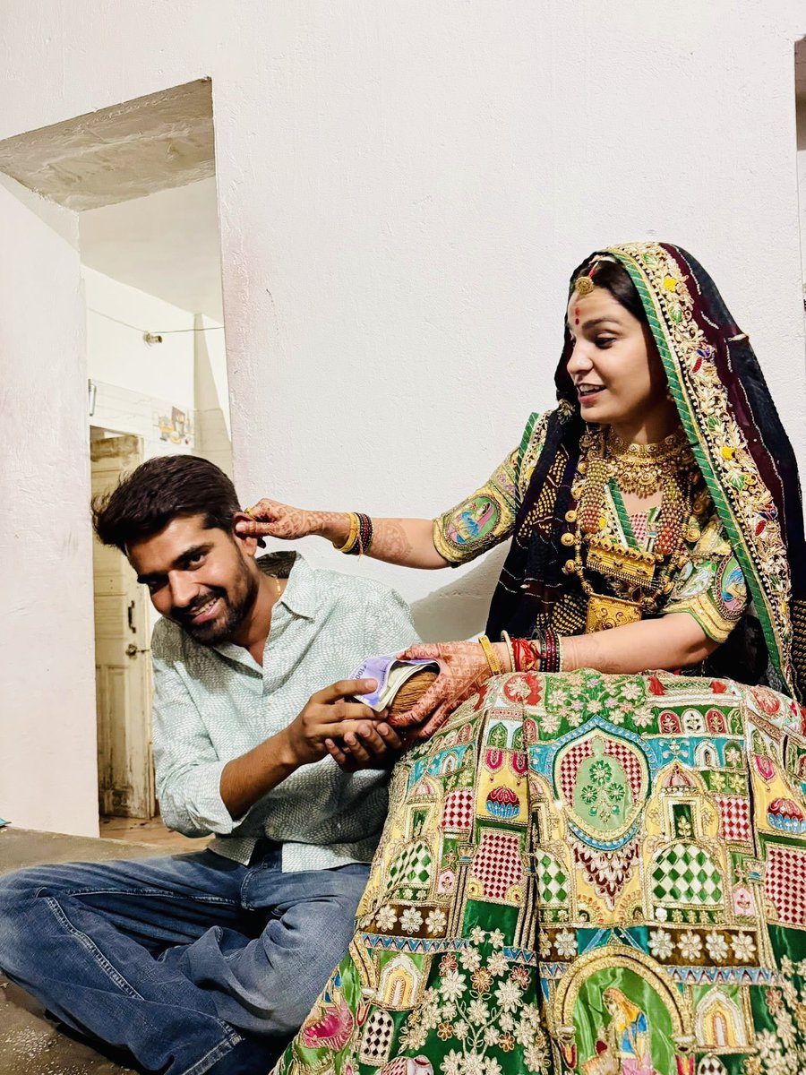 AnjuJhang's tweet photo. मारवाड़ अपनी रस्मों और रीतिरिवाजो के लिए जाना जाता है , कोमल भाभी अपने देवर का कान पकड़ते हुए शेखावाटी पहनावे के साथ । 

@MukeshBhakar_ https://t.co/jGR1EvbcTX