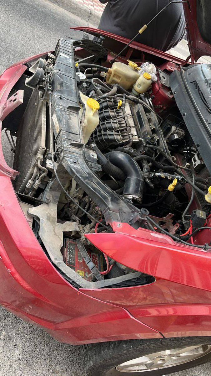 En calles de la colonia de San Andrés de Guadalajara, estos sujetos se robaron autopartes de un vehículo y escaparon en una camioneta tipo familiar.