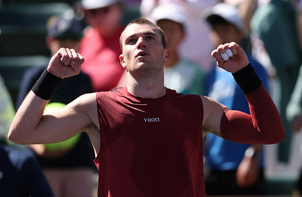 Estuvo KO. Volvió cambiando su mecánica de saque y el cordaje de su raqueta.

🔥 Esta victoria es oxígeno para JACK DRAPER. Costó cerrarlo, pero mostró flashes de lo que puede llegar a ser: un tenista COMPLETO que mezcla ataque/defensa y ya incorpora las dejadas.

Prometedor.