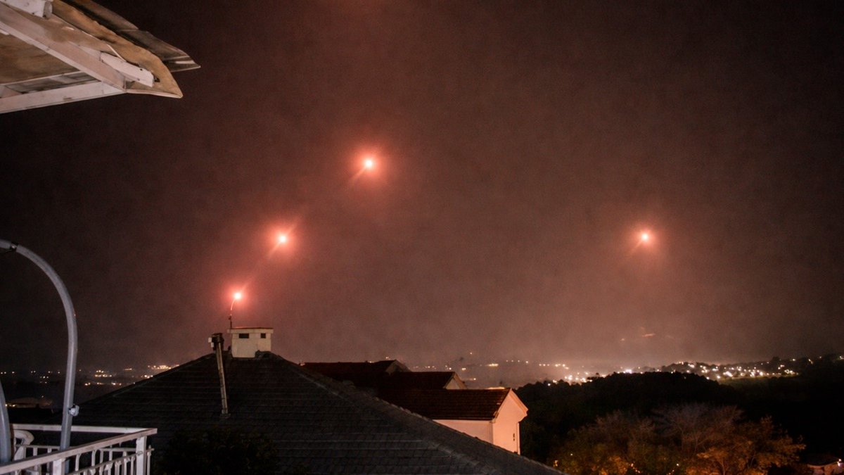 Hezbolá inicia la operación Tormenta Decisiva con 100 misiles contra #Israel. 🚨

El ataque coordinado con #Irán activó alarmas en el norte y Haifa. 🛡️ Tel Aviv responde con bombardeos en Dahieh mientras la población busca refugio. 💥

El conflicto se intensifica. ⚠️